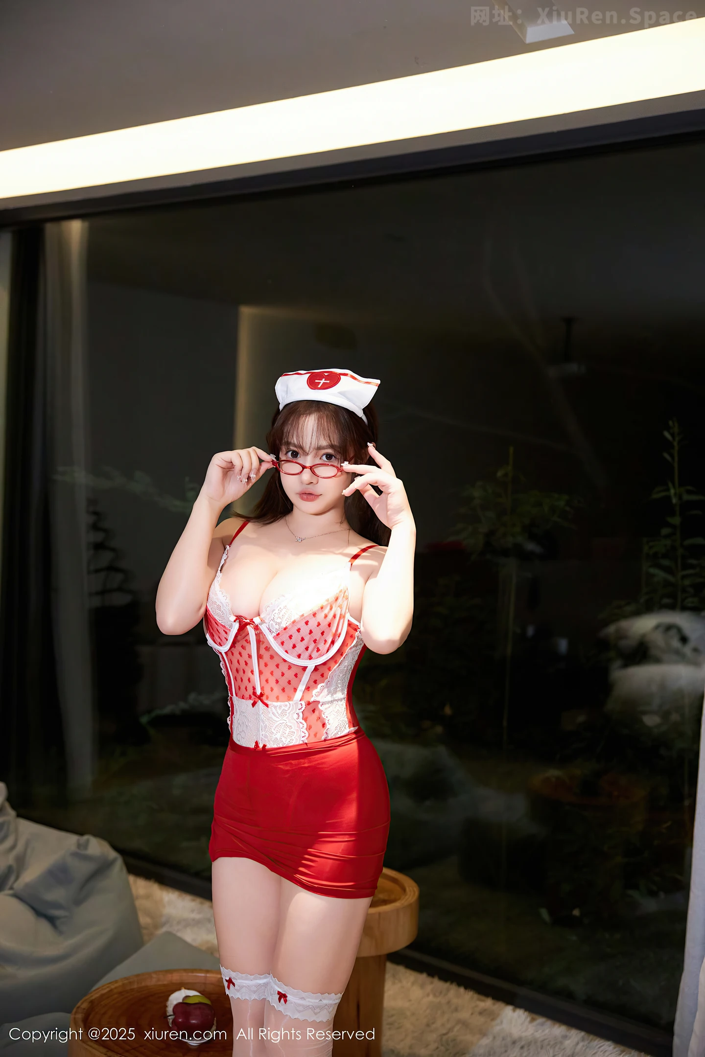 图片[2]-[XiuRen秀人网] VOL.9719 模特养乐多Doll性感红色情趣护士装配白丝袜秀完美身材诱惑写真50P-秀人网官方网站